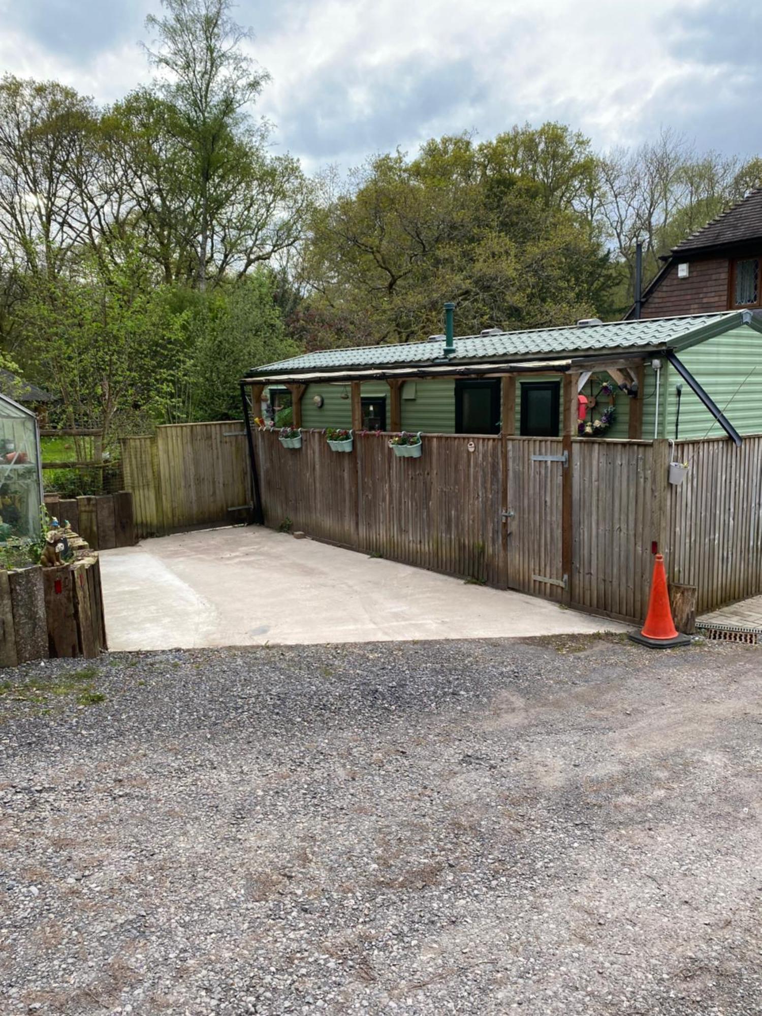Secluded Woodland Hideaway - 2 Bed With Private Parking *